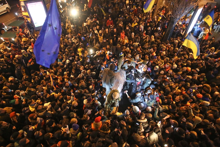 Ukraine protesters fell Lenin statue