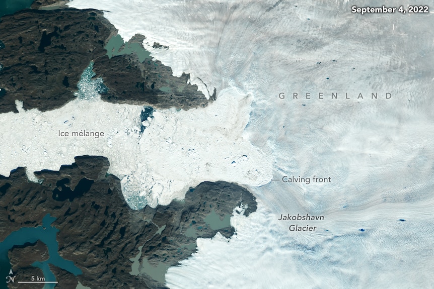 Researchers say it lost an estimated 88 billion metric tonnes of ice in the period between the two images. (Supplied: NASA/United States Geological Survey)