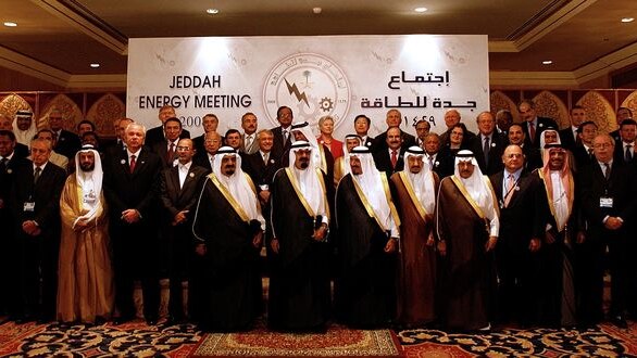 Saudi King Abdullah (C) poses with Arab and foreign officials for a group picture at Jeddah
