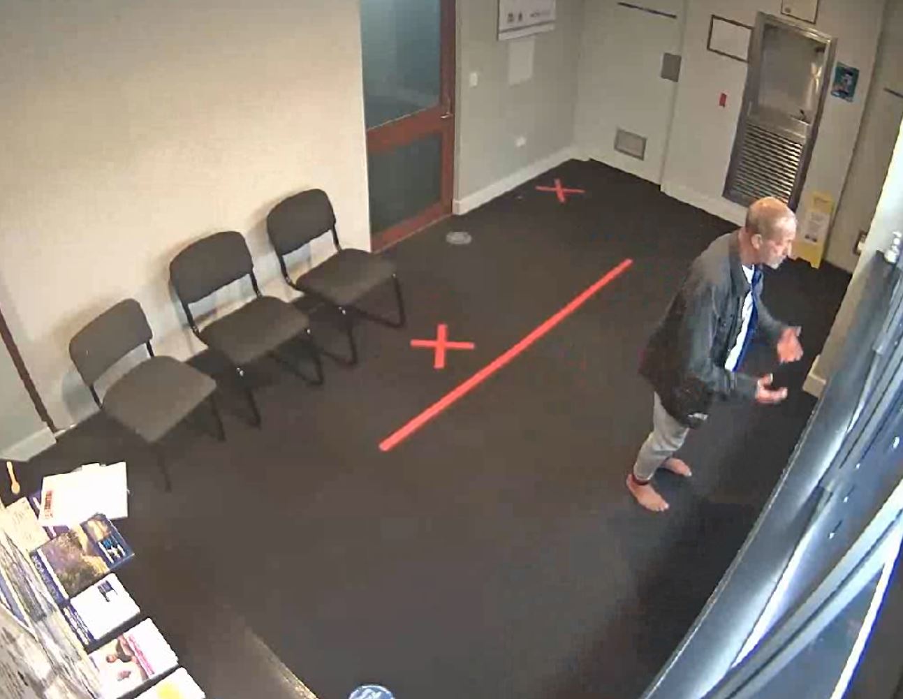 Imágenes de CCTV de Robert Huber asistiendo a la comisaría de Ballina para denunciar la muerte de su pareja Lindy Lucena 