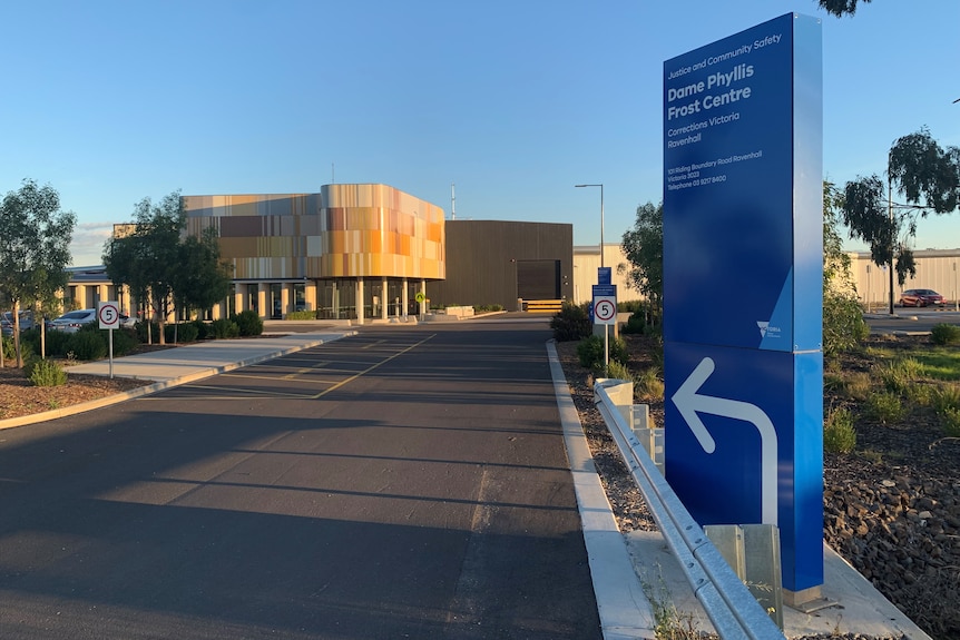 Un panneau et une route menant à un bâtiment de la prison au Centre Dame Phyllis Frost.