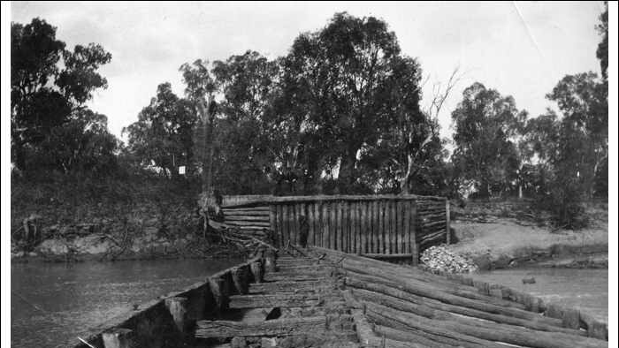 Dam made of timber and rubble on the Murray 1908.jpg