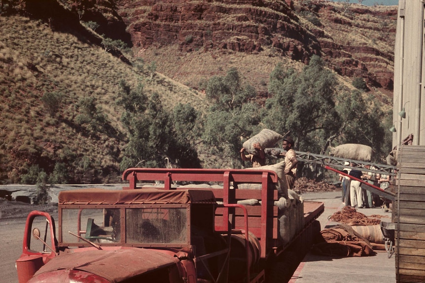 Loading-bagged-asbestos-at-Wittenoom.jpg