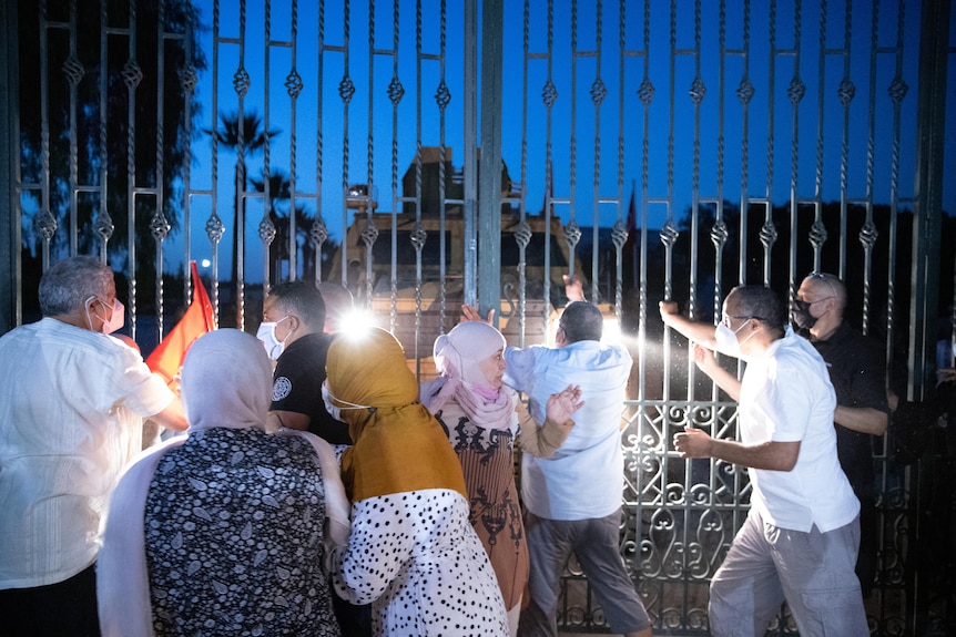 Las fuerzas de seguridad cierran las puertas mientras los manifestantes rodean el edificio del parlamento tunecino مبنى