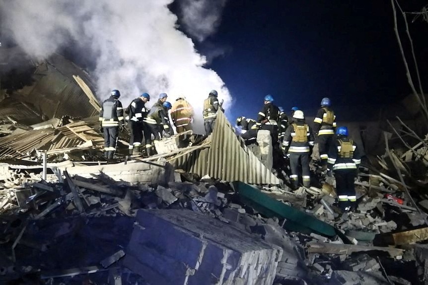Los equipos de rescate trabajan en el sitio de una sala de maternidad en un hospital destruido por un ataque con misiles rusos.