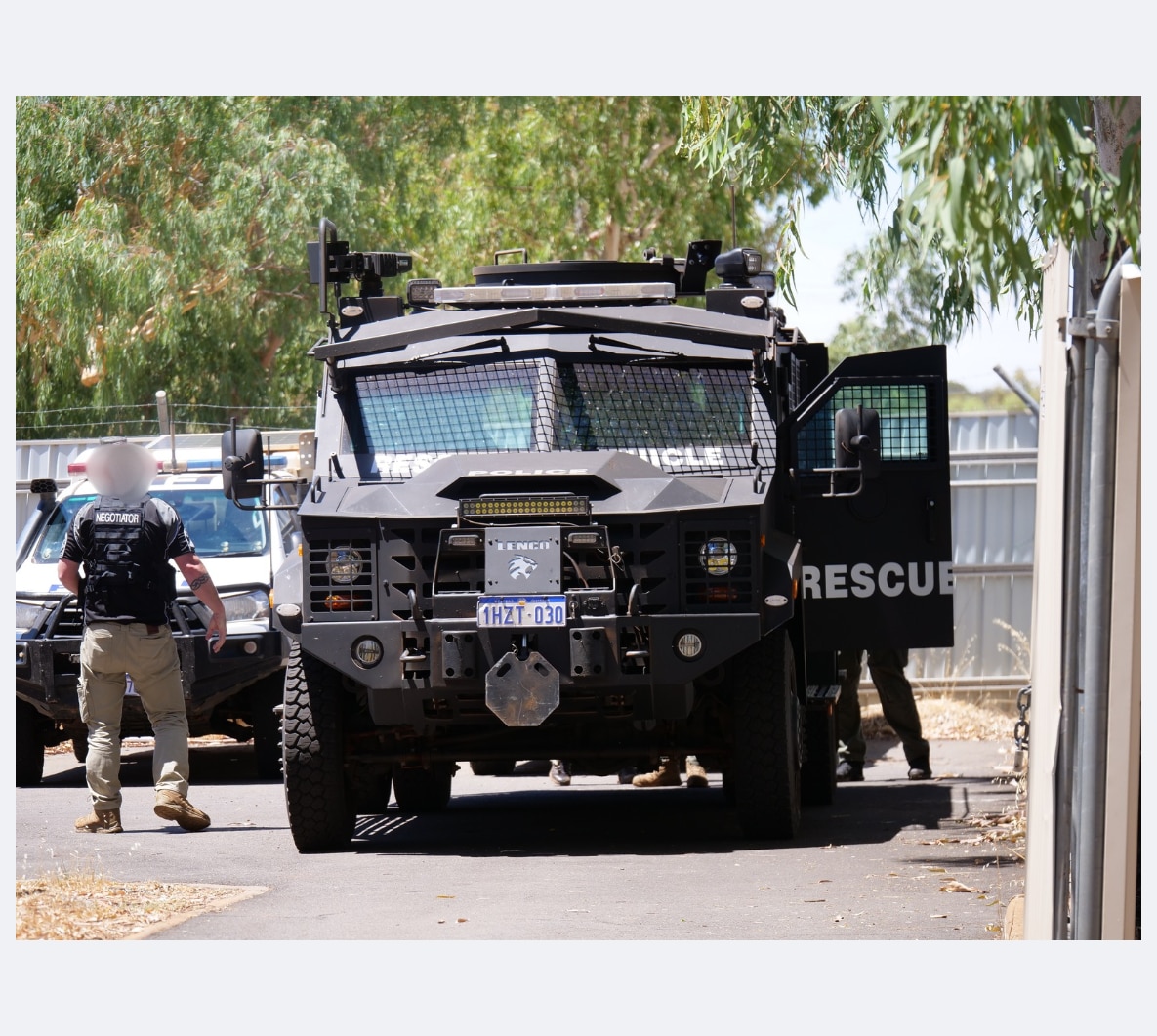 Um negociador especialista entra em um veículo do Grupo de Resposta Tática da Polícia WA.