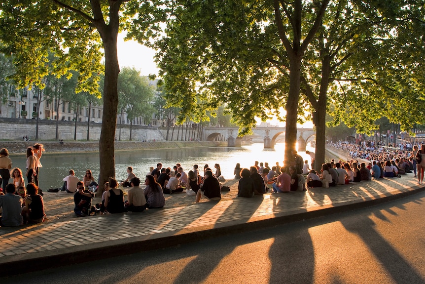 Picnickers in Paris