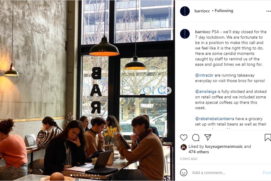 Un post su Instagram che mostra le persone sedute in un bar e descrive il motivo per cui sono chiuse.