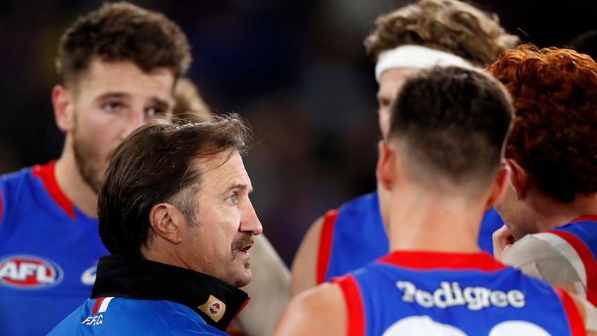 Luke Beveridge addresses his players during the game against Geelong, with Marcus Bontempelli visibile in the background