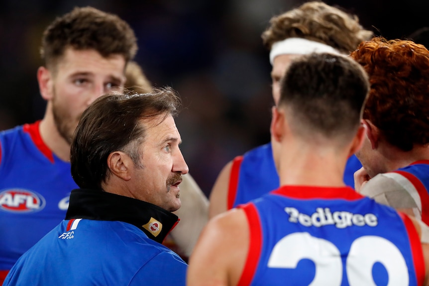 Luke Beveridge addresses his players during the game against Geelong, with Marcus Bontempelli visibile in the background