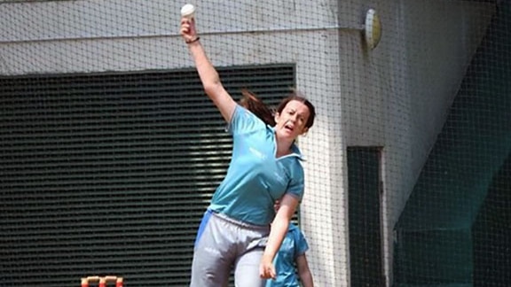 Britney Thomas bowling a cricket ball