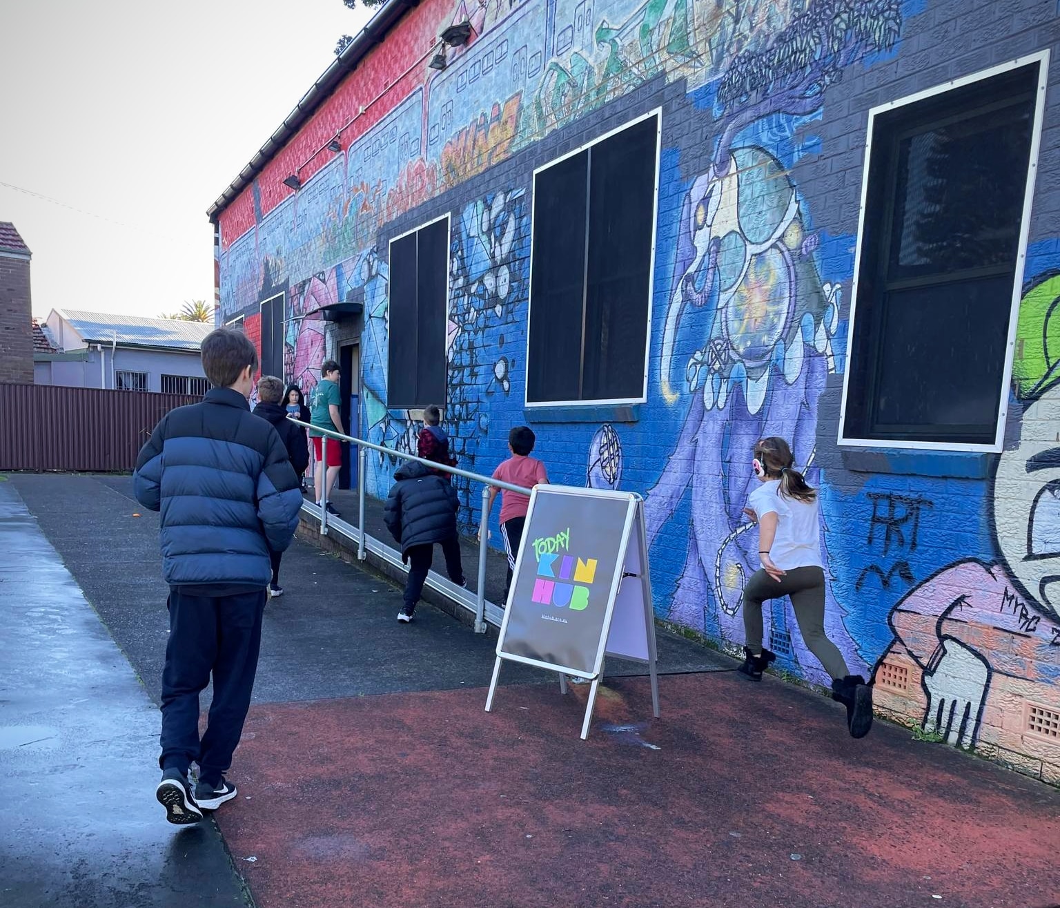 Группа студентов, входящих в кинхаб, врезается в здание.