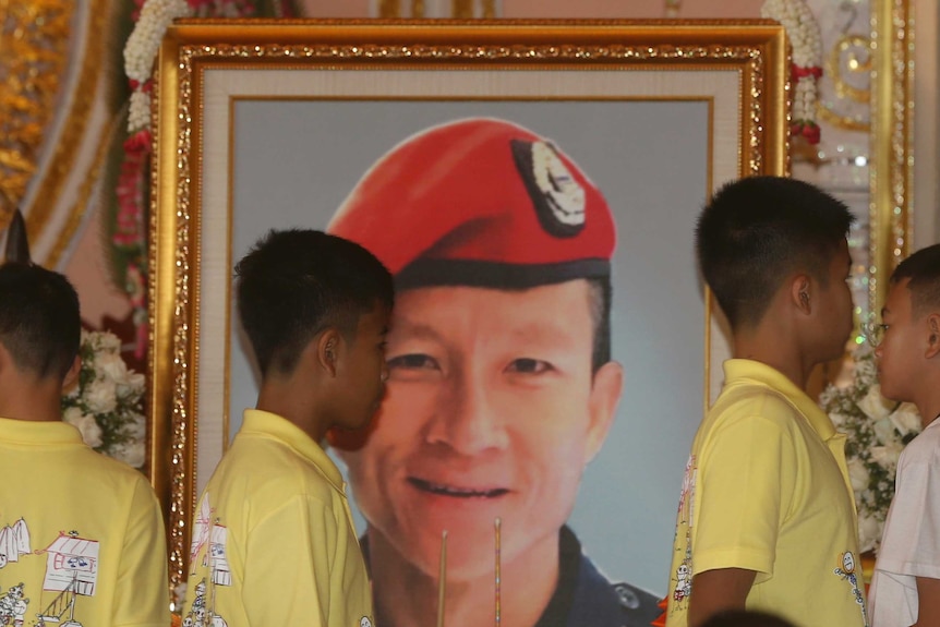 Members of the Thai soccer team pay respects to Saman Gunan