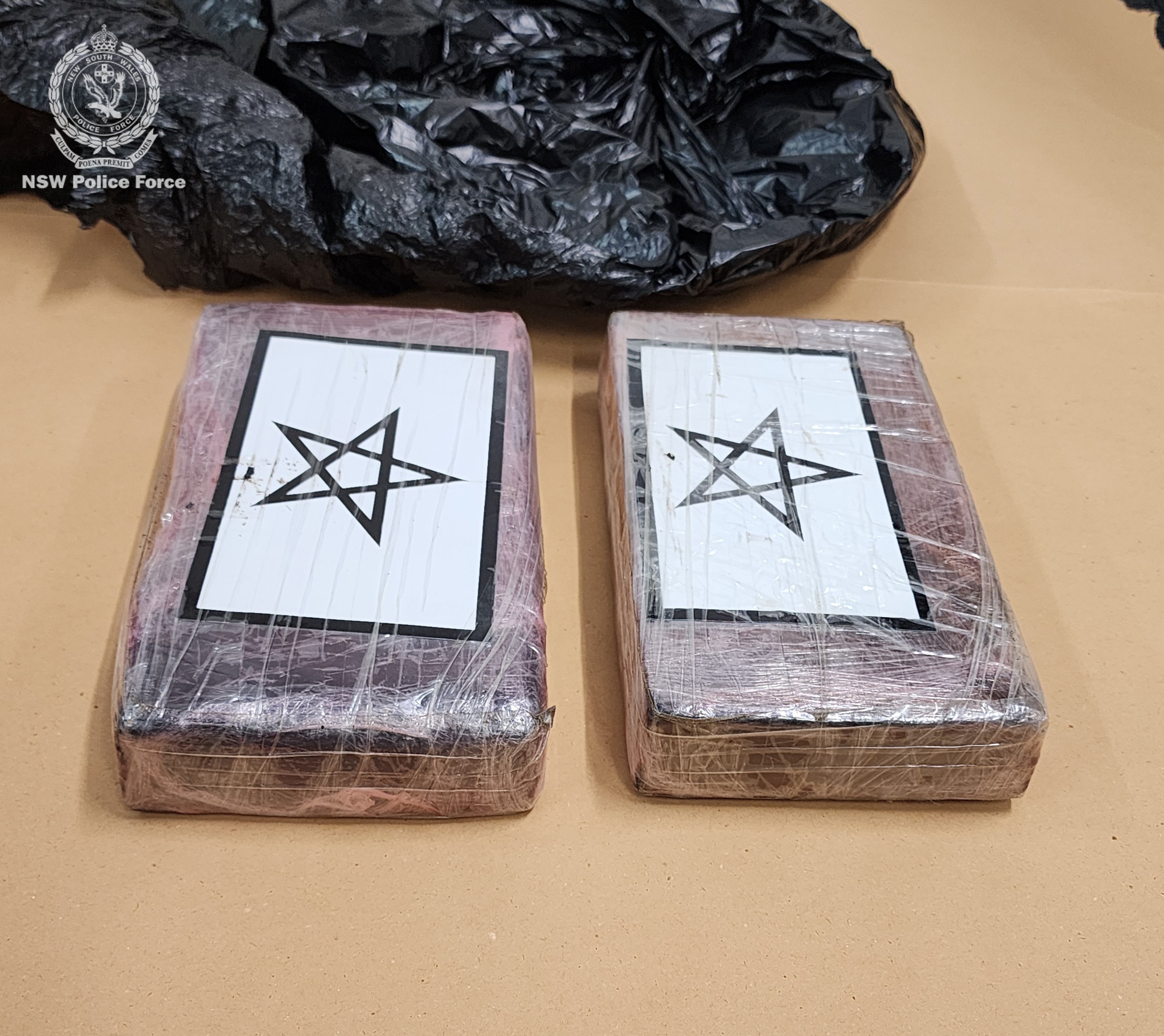 Tijolos de cocaína colocados sobre uma mesa.