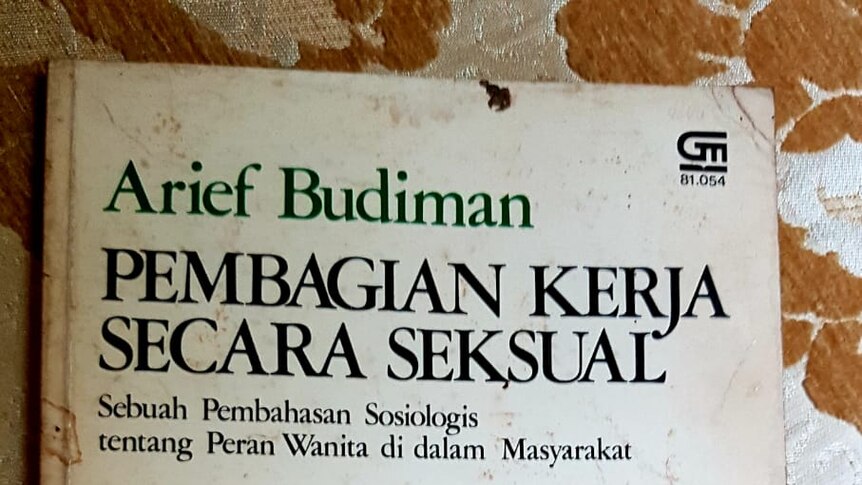 Salah satu buku yang ditulis Arief Budiman yang menjadi pegangan bagi mahasiswa di tahun 1980-an di Indonesia.