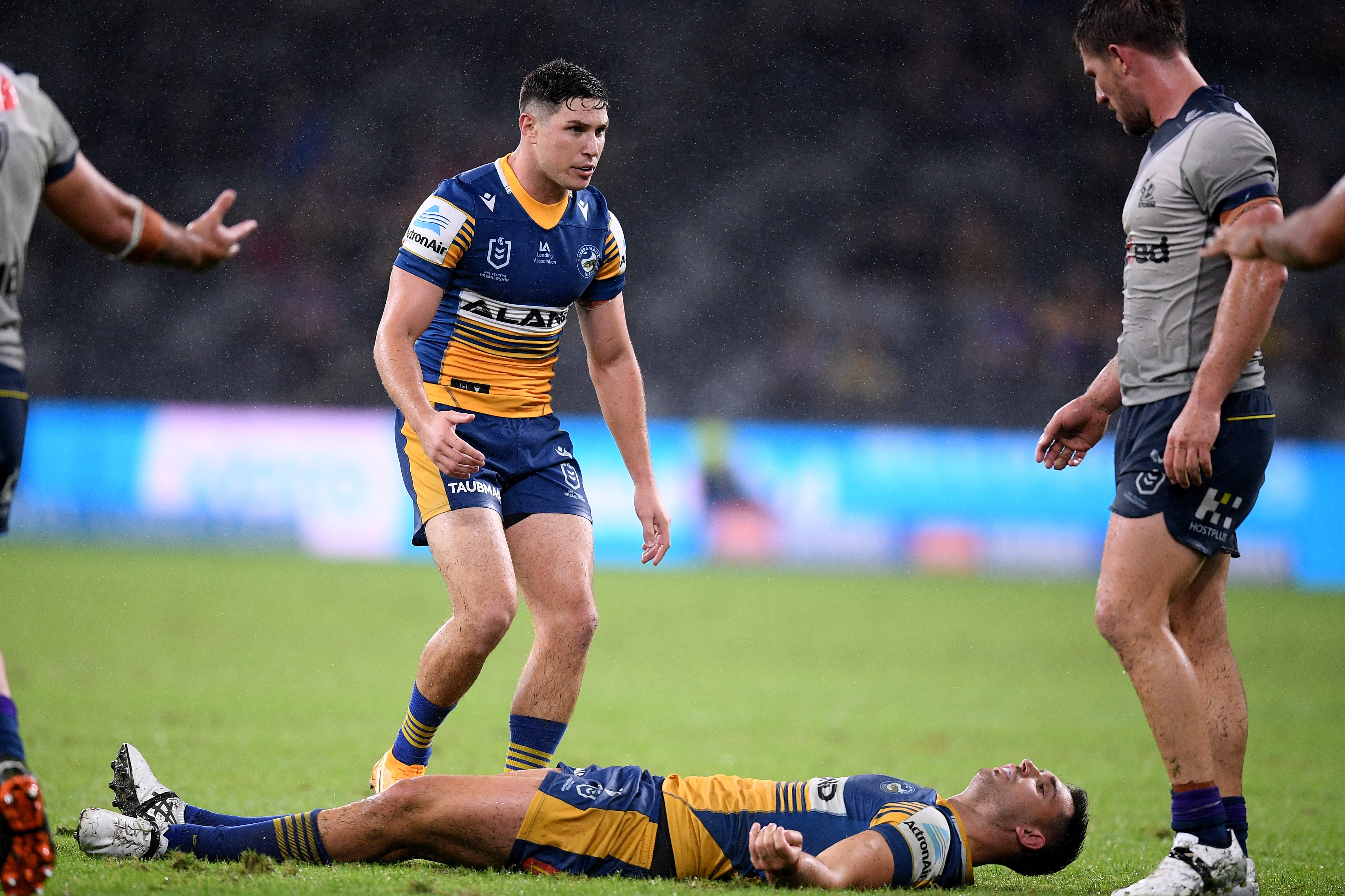 Un joueur de la ligue de rugby allongé sur le sol a subi une commotion cérébrale après un tacle alors que son coéquipier se précipitait pour aider 
