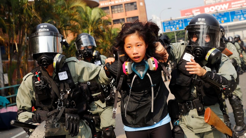 一名抗议者周一在香港理工大学被防暴警察拘捕