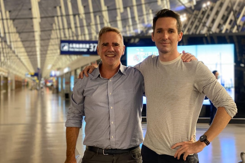 周一晚，《澳大利亚金融评论》的迈克尔·史密斯（左）和澳大利亚广播公司的比尔·博图斯飞离上海。