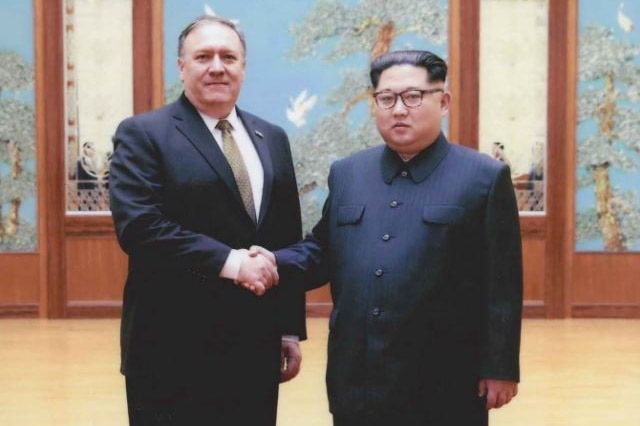 Mike Pompeo and Kim Jong-un at a meeting.