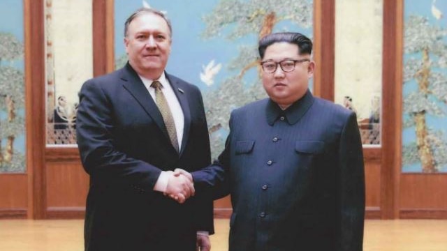 Mike Pompeo and Kim Jong-un at a meeting.