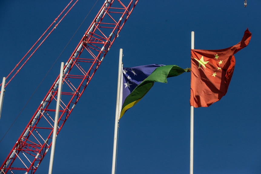Las banderas de China y las Islas Salomón ondean cerca del proyecto del estadio.