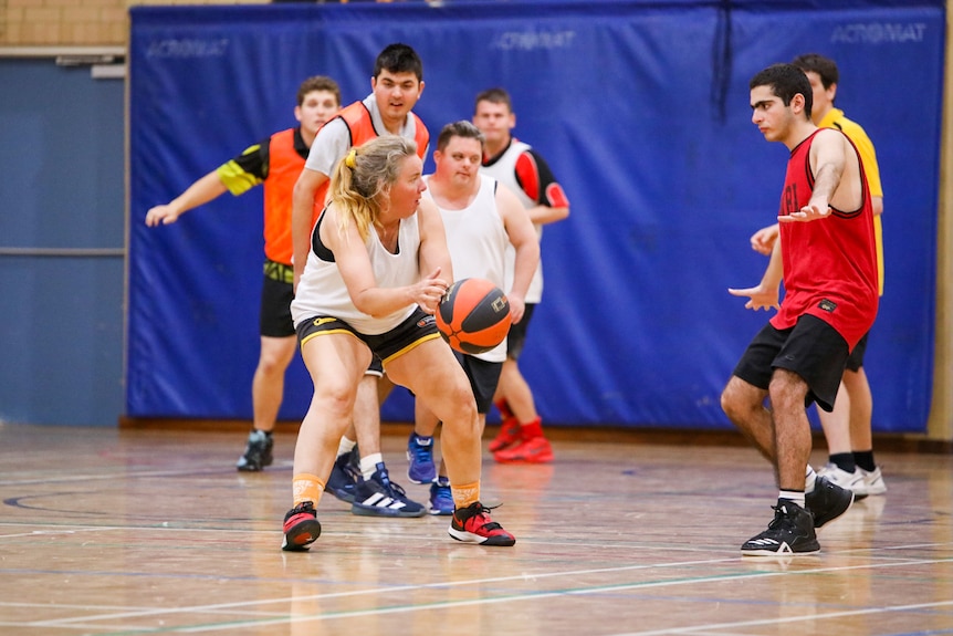 Action shot of Kellee Thomas on the basketball court.