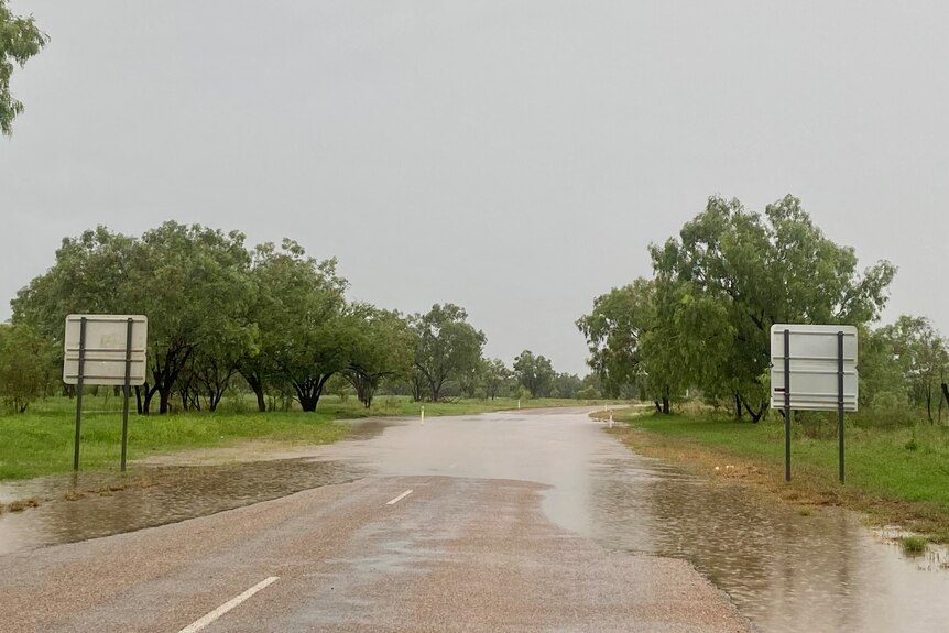 Agua de lluvia tirada en una carretera