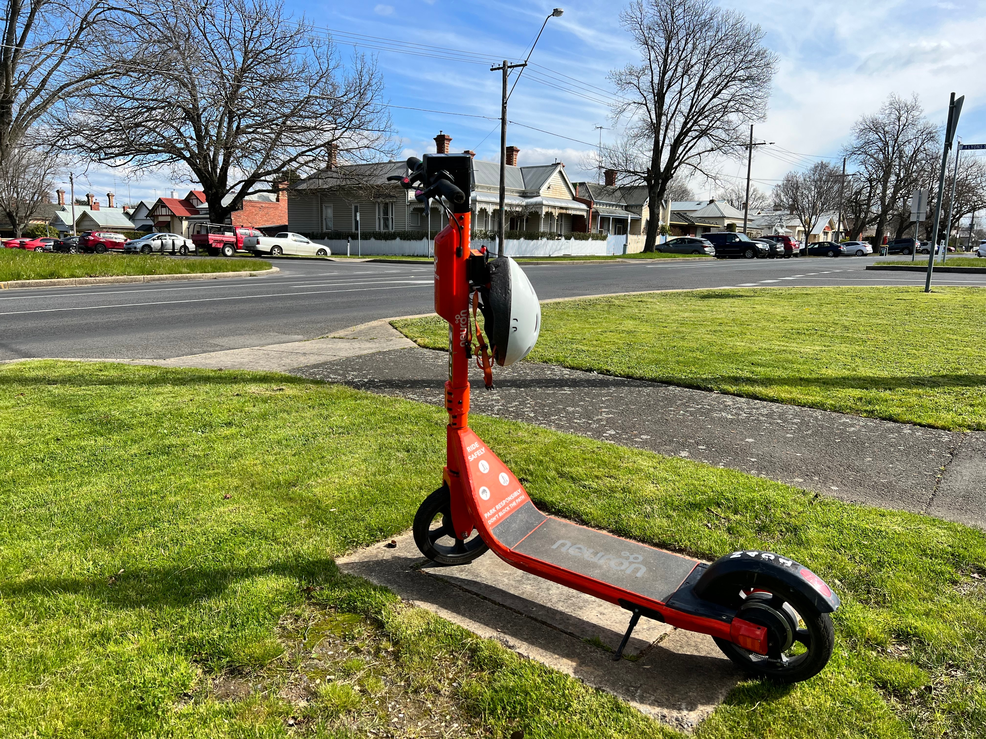 Scooter naranja e apoyado en la esquina de la calle en Ballarat CBD 