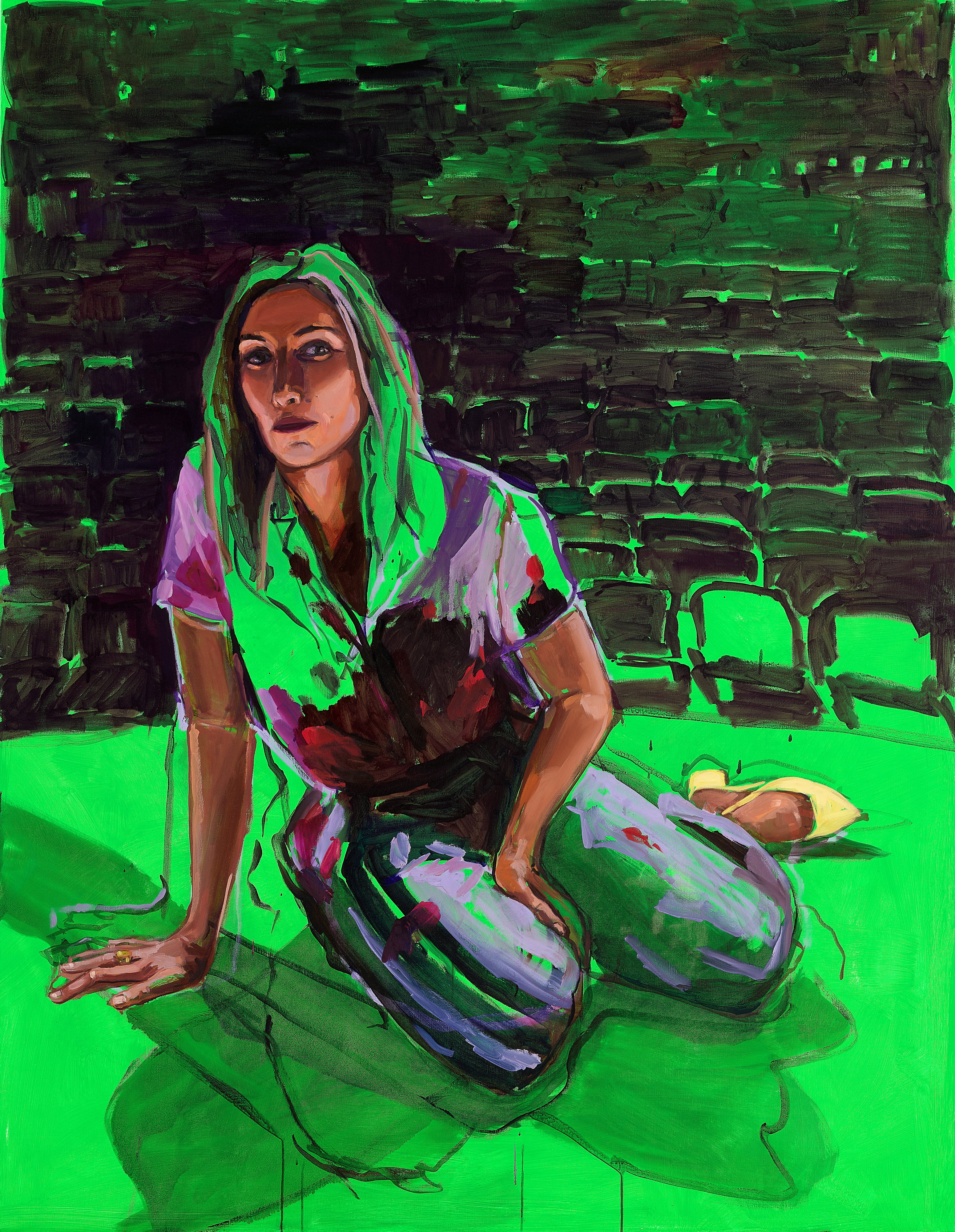 Un portrait semi-réaliste vert vif de Claudia Karvan, une femme blanche d'âge moyen aux cheveux longs, assise sur une scène de théâtre.