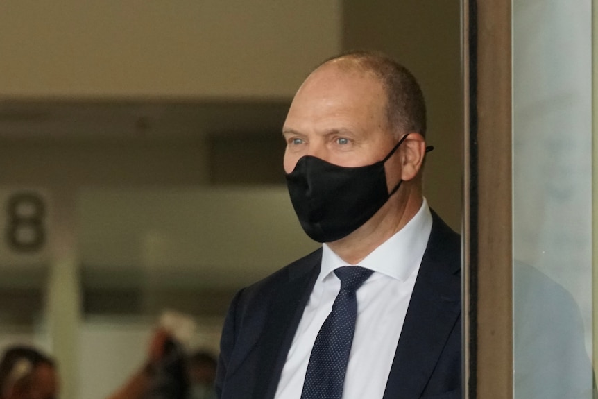 Neville Power quitte le tribunal avec un masque