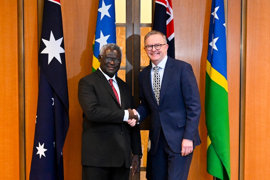 Anthony Albanese and Manasseh Sogavare shake hands.