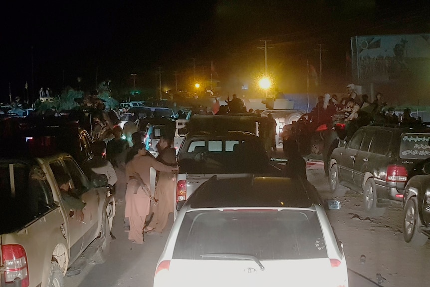 Afghan military and officials leave Kandahar city