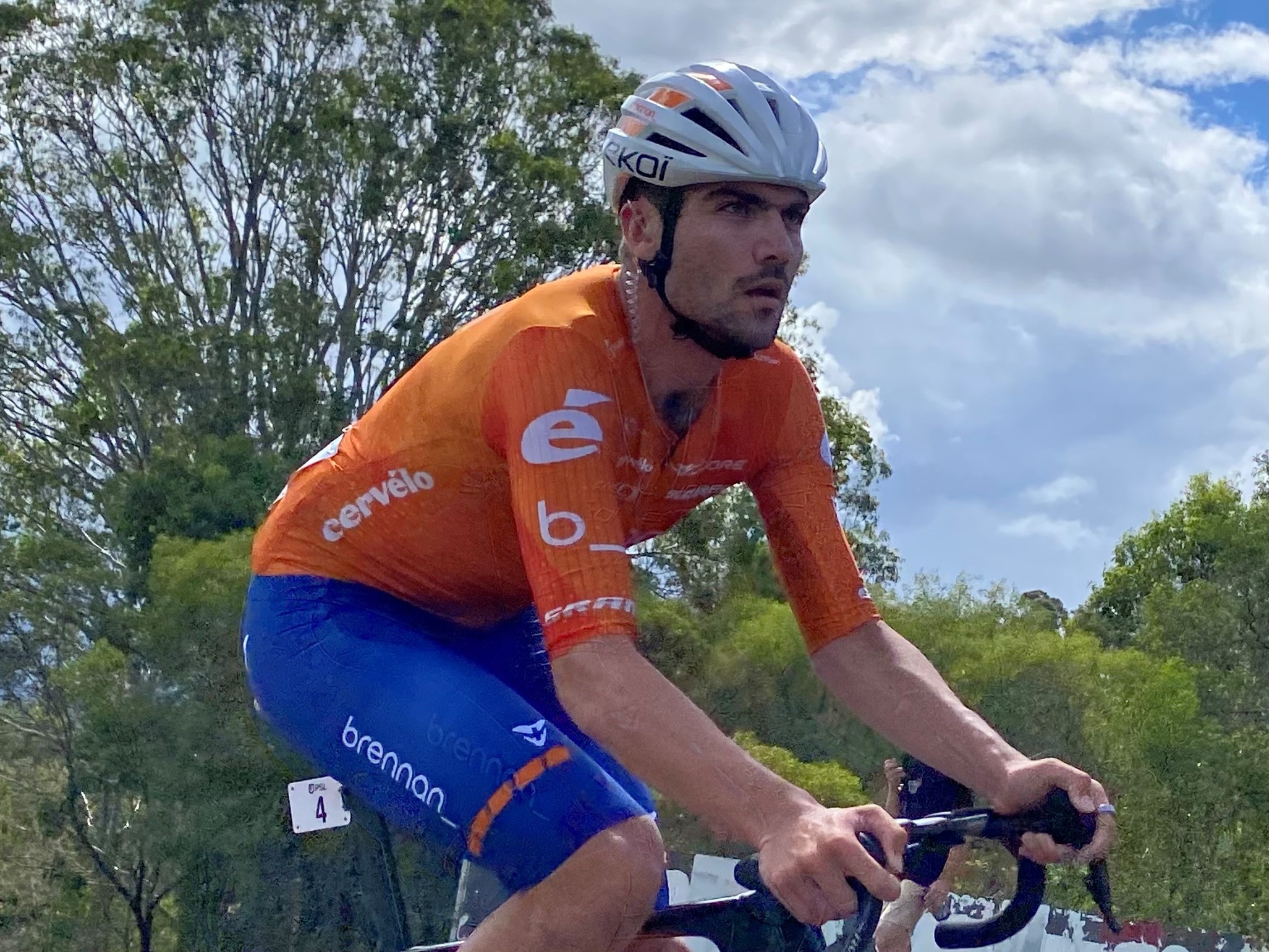 Conor Leahy anda de bicicleta