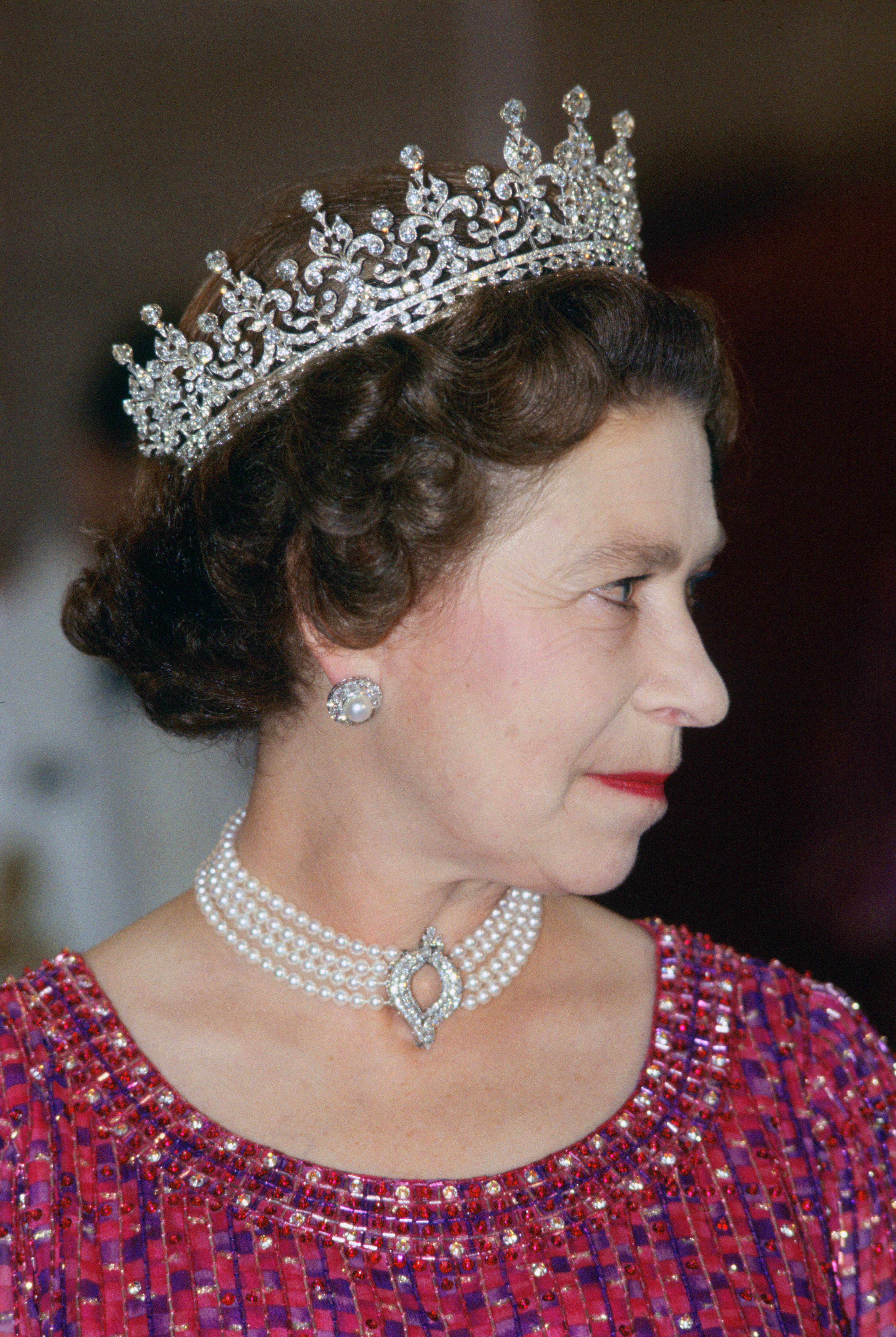Queen Elizabeth wearing pearl choker with diamond clasp