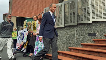 Bob Brown enters court in Hobart