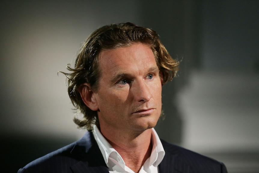 James Hird a l'air solennel alors qu'il parle du scandale des suppléments d'Essendon