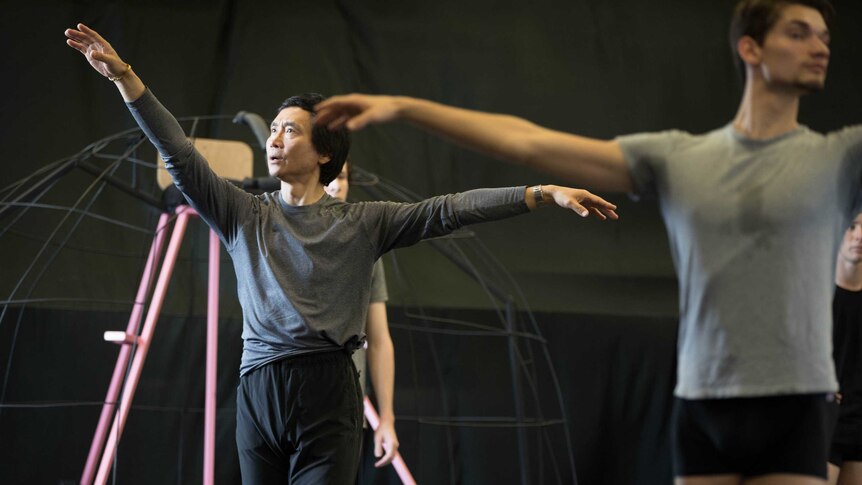 Li Cunxin strikes a pose in rehearsals