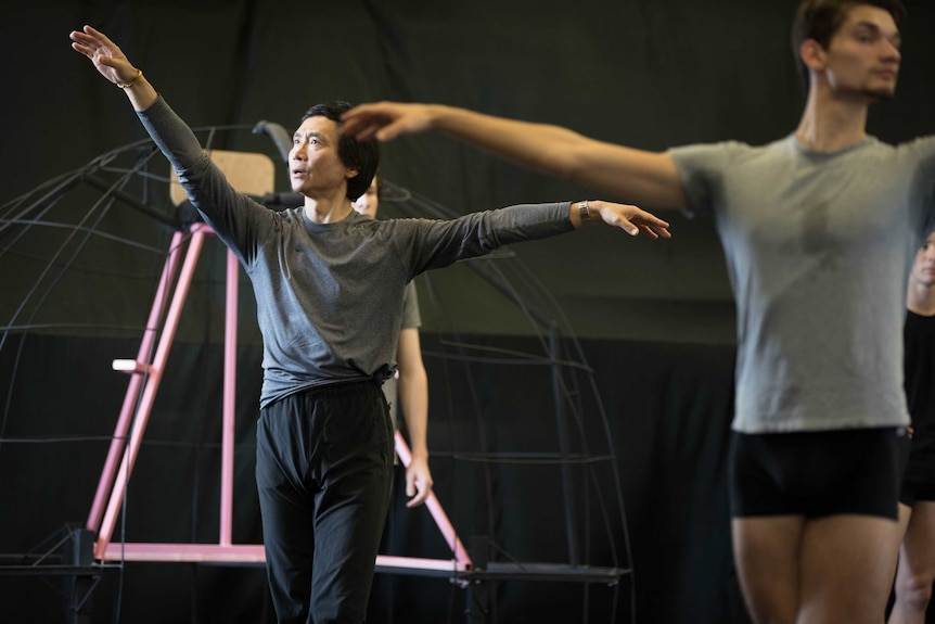 Li Cunxin strikes a pose in rehearsals