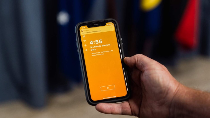 iPhone 上的一个打开的应用程序显示橙色屏幕，上面写着“是时候办理登机手续了”。 class=
