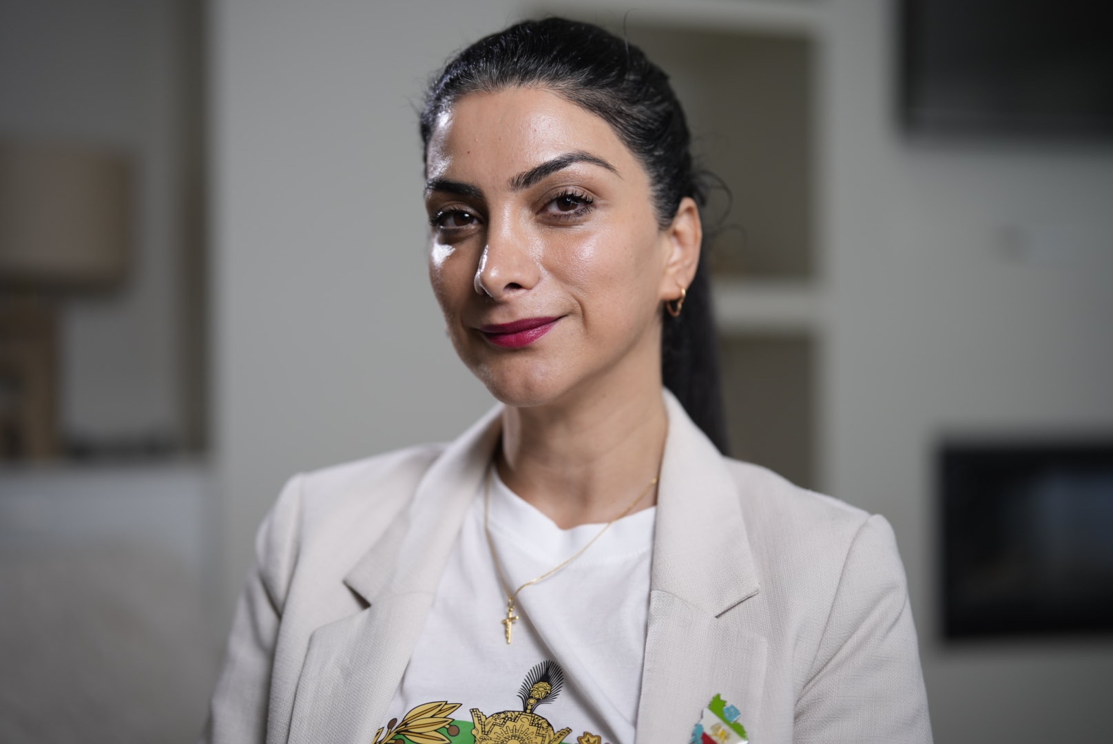 Mulher com cabelo preto olhando para a câmera