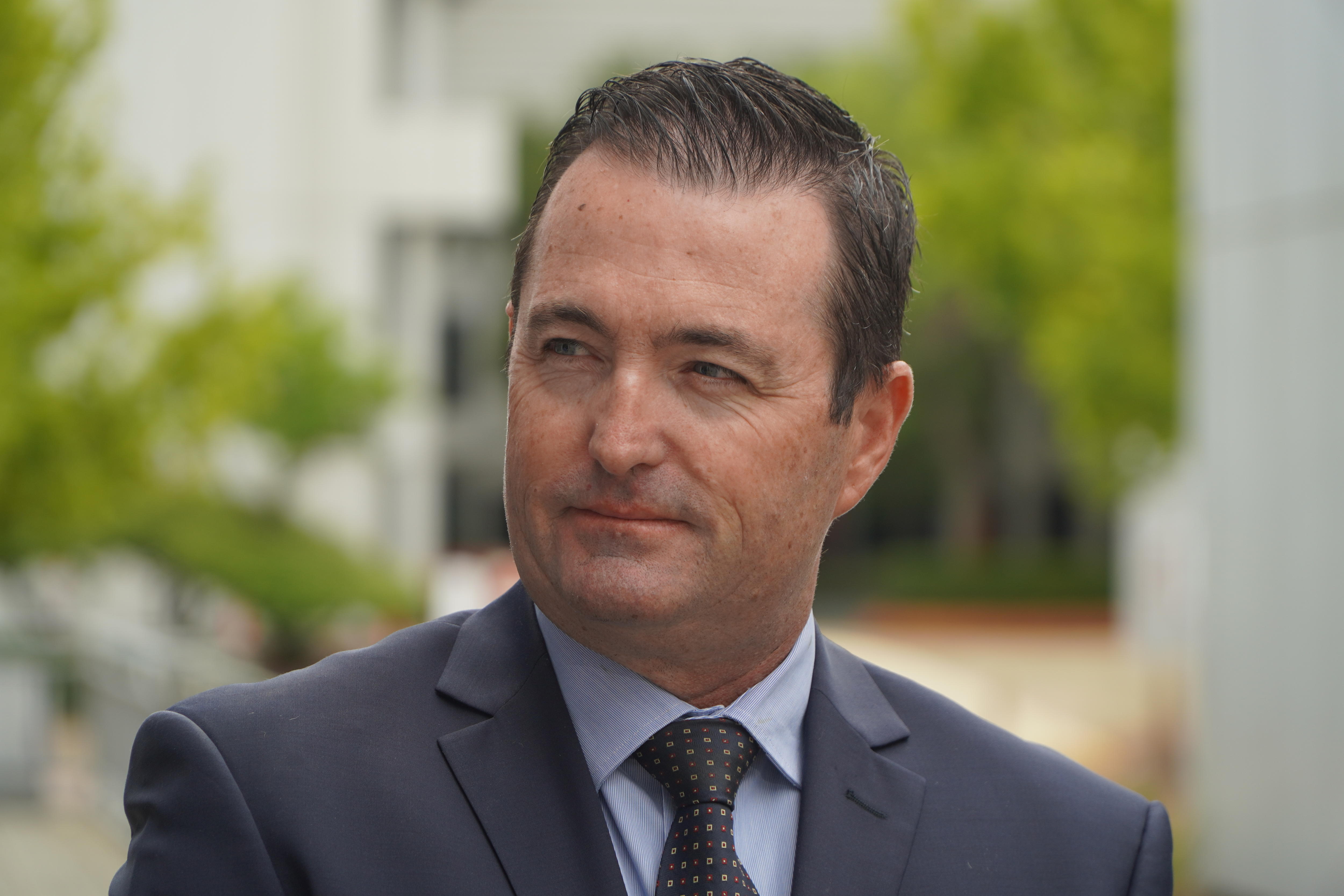 Un primer plano de un oficial de policía masculino. 