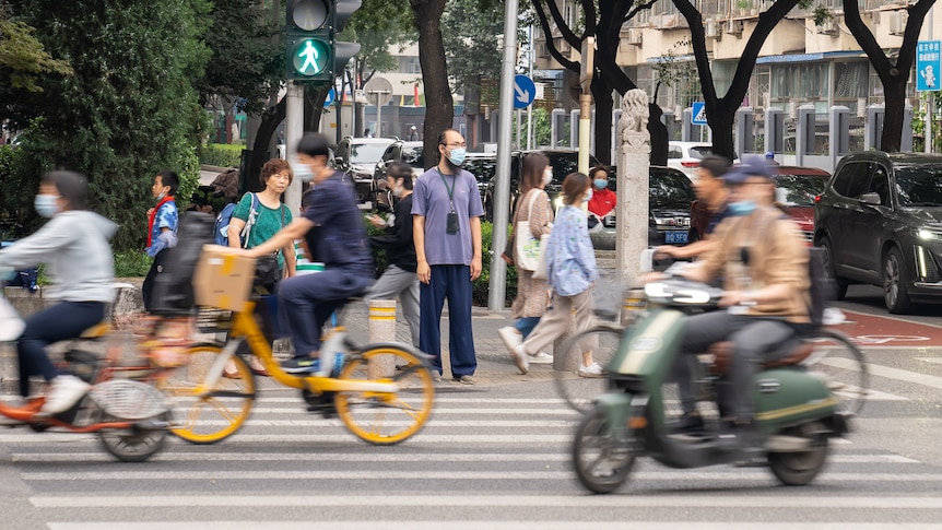 Busy traffic around Li Chuang.