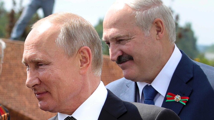 Russian President Vladimir Putin and Belarusian President Alexander Lukashenko side beside each other.