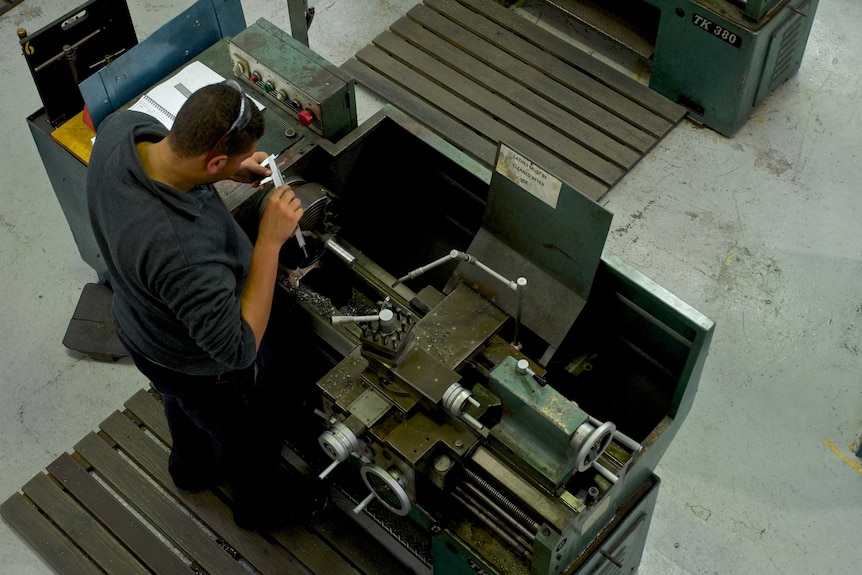 A man looks at a lathe at Chullora TAFE.