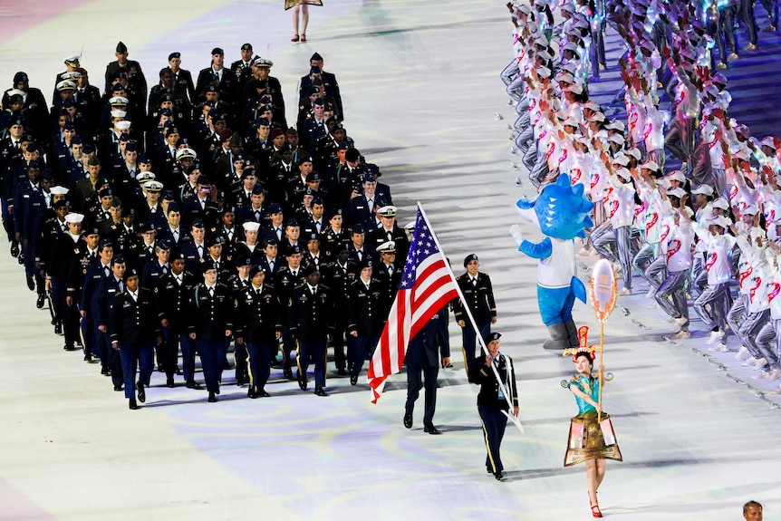 美国代表团在武汉世界军人运动会上入场。