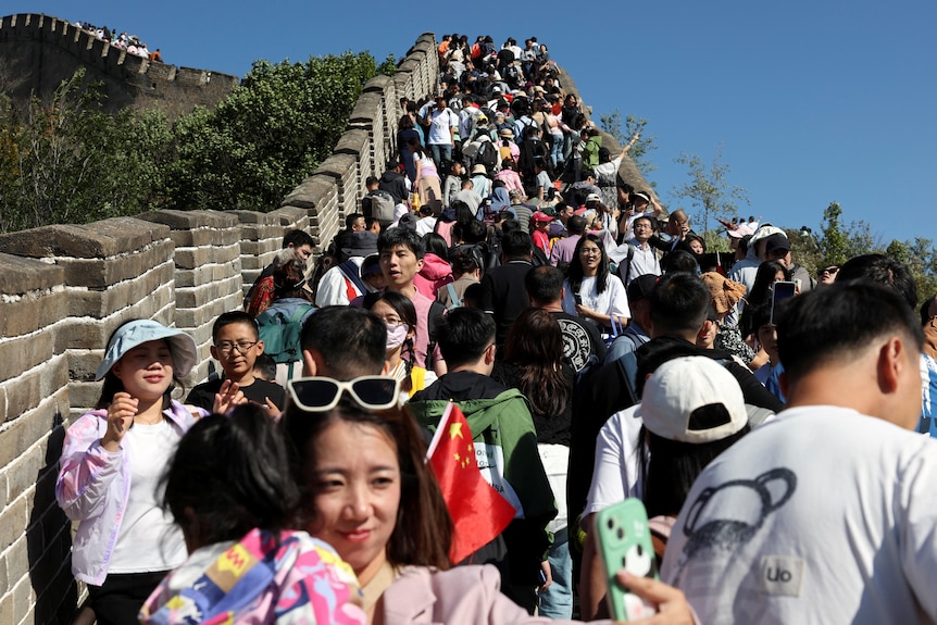 十一黄金周，北京长城上人满为患。