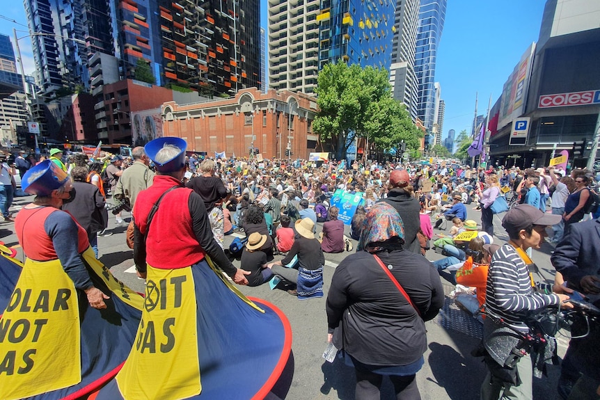 Una multitud de cientos de personas se reunió en las calles de Melbourne.