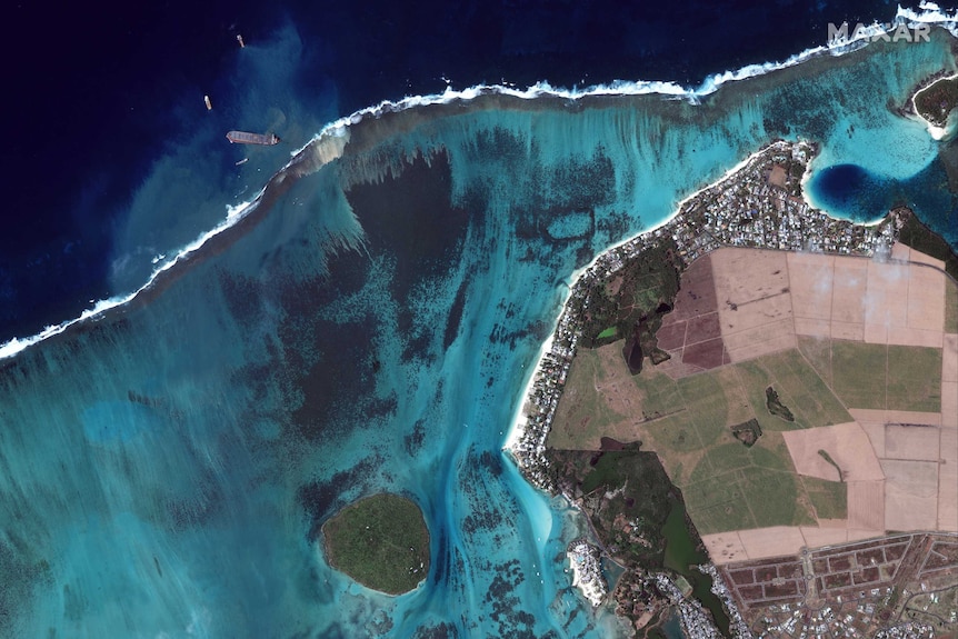 A satellite photo of an oil tanker spilling oil into the ocean off the Mauritian coast