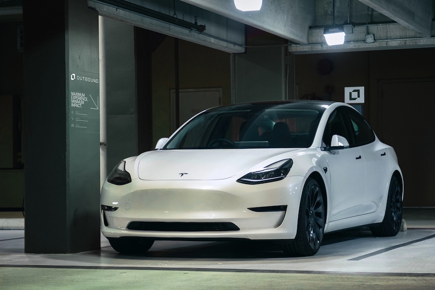 Un vehículo eléctrico Tesla estacionado en un aparcamiento subterráneo