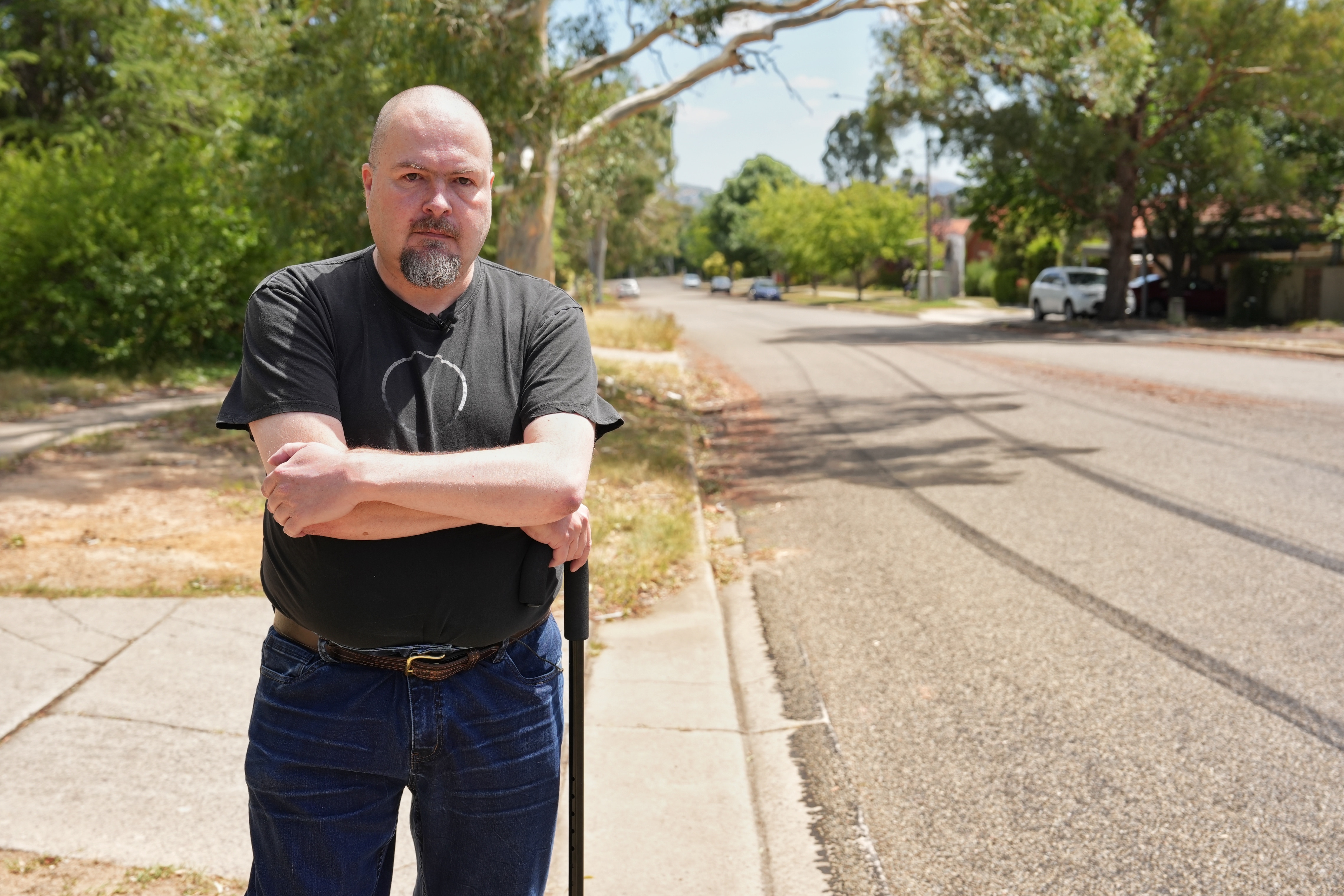 Um homem cruza os braços e parece zangado.